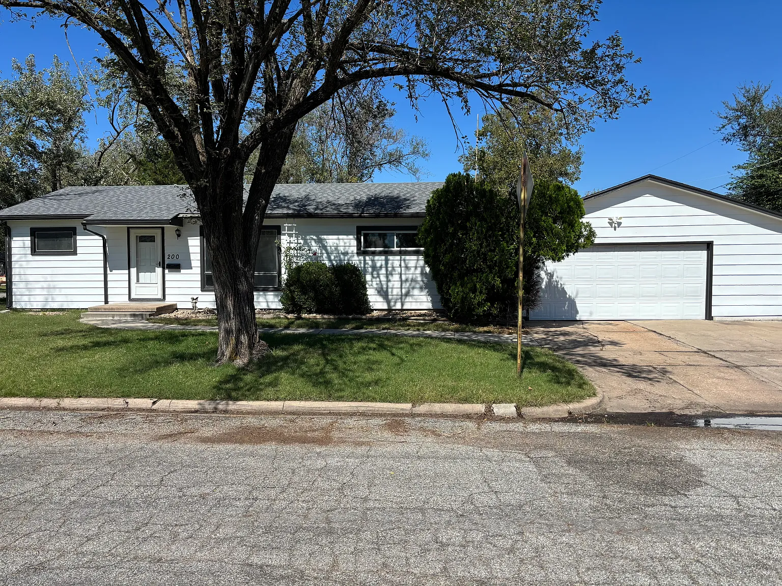 3 bed, 1080 sqft, $1,200 — Photo 1
