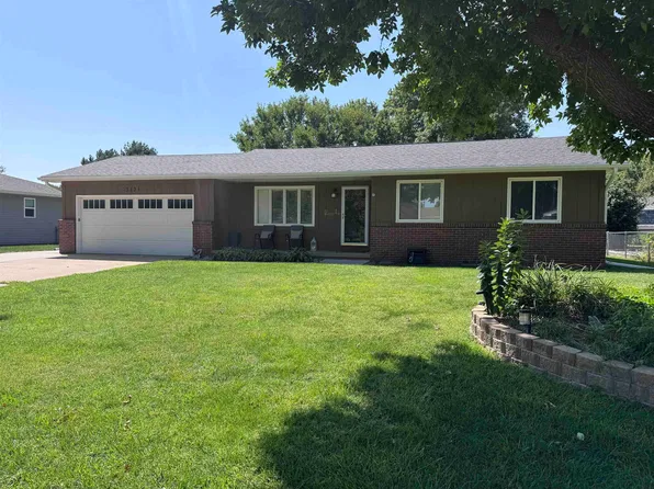 3131 Paradise Dr, Hastings, NE 68901