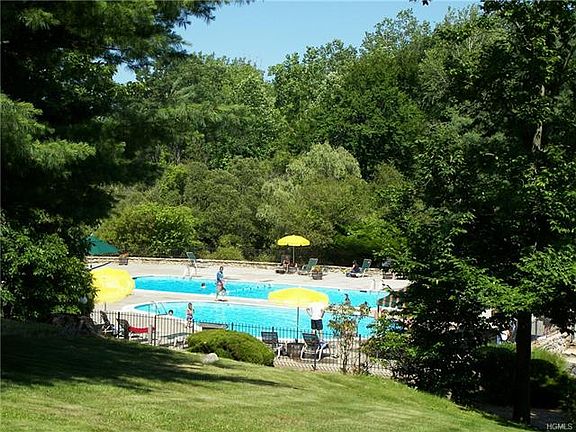 3rd image of 10 Oakridge Dr