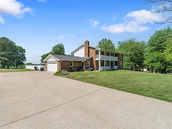 4th image of 302 S Lake Dr
