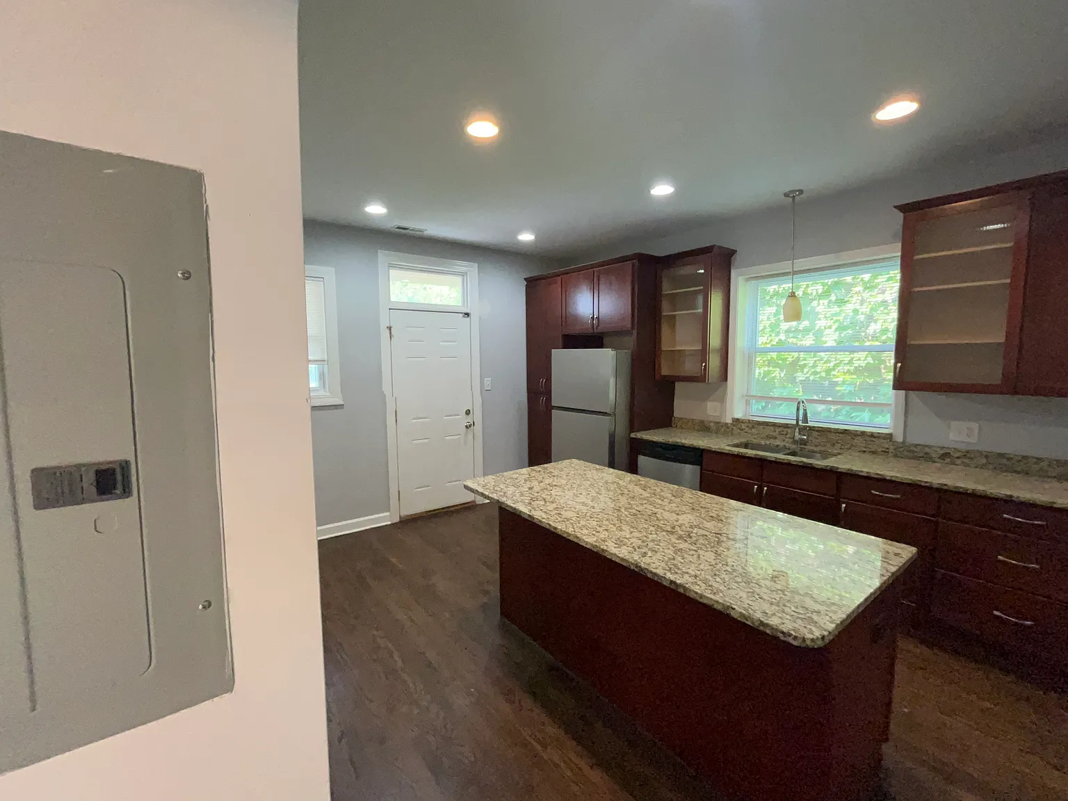 2 bed, 1500 sqft, $2,000 — Photo 3
