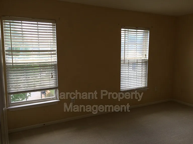 305 Londonderry Ct — Photo 14