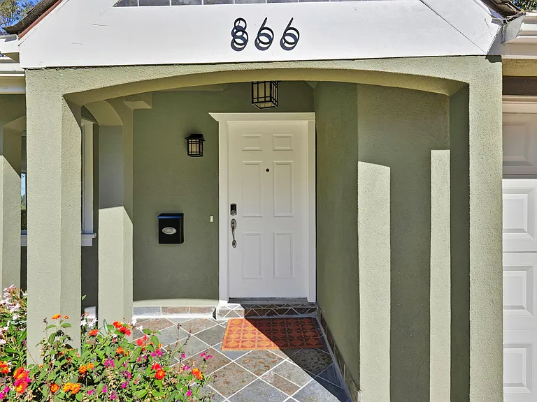 866 Alma Pl — Photo 3