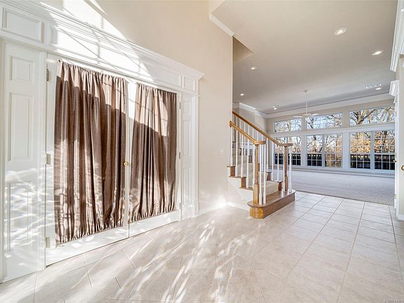 3rd image of 22882 Woodridge Dr