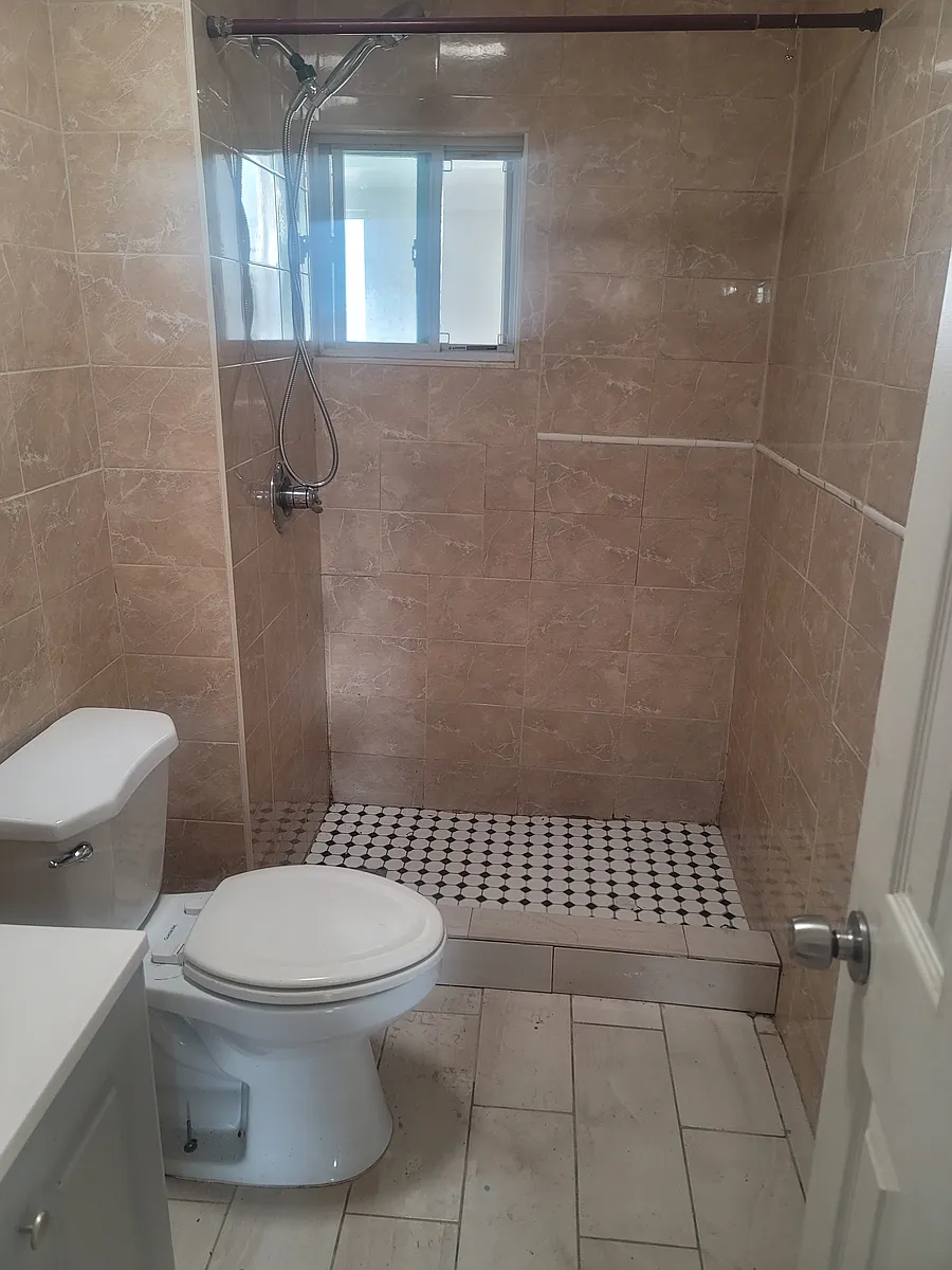 Building Photo - 2538 Hering Ave #3