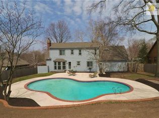 5215 W 63rd Ter, Prairie Village, KS 66208