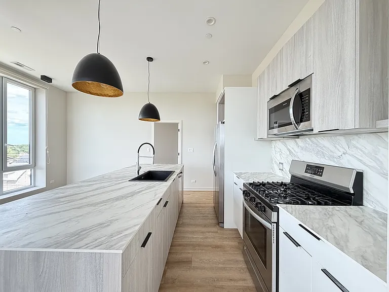 3207 N Narragansett Ave #504 — Photo 3