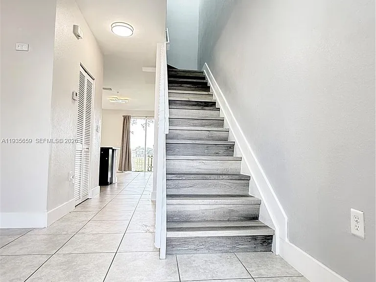 134 SE 28th Ter #5 — Photo 2