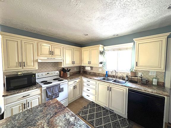 5th image of 303 E Elmwood Dr