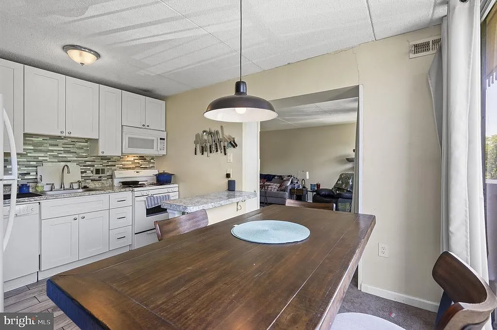 2 bed, 1030 sqft, $2,000 — Photo 2
