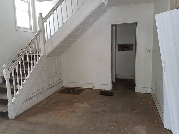 2nd image of 122 Wood Ave