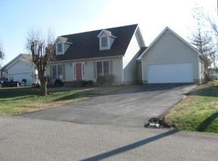 321 Creek View Dr, Hopkinsville, KY 42240