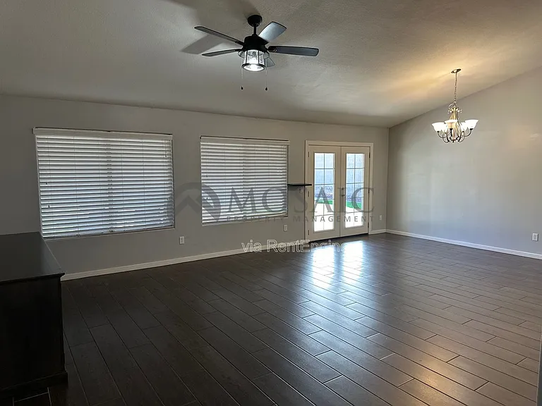 411 N Leoma Ln — Photo 6