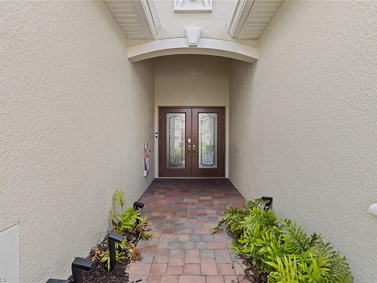 2290 Vermont Ln — Photo 3