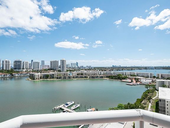 3rd image of 18071 Biscayne Blvd APT 1703