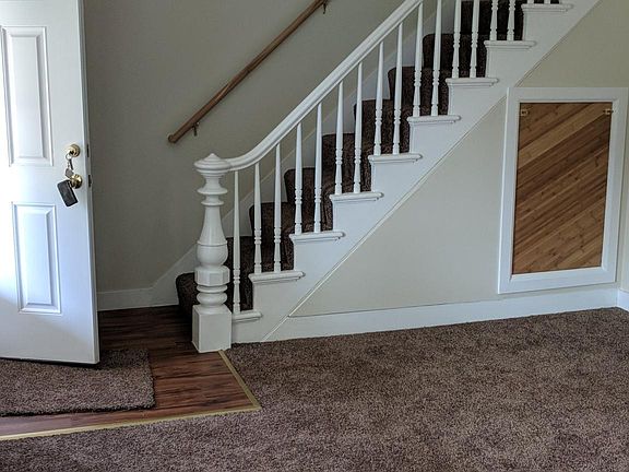 Stars to bedroom and bathroom from the livingroom. 