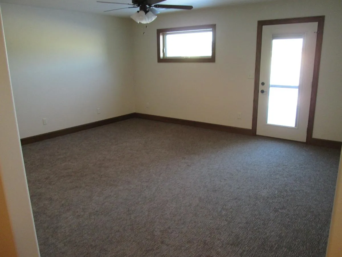 1 bed, 925 sqft, $1,050 — Photo 2