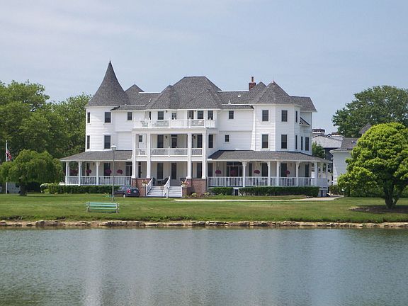 The Hewitt-Wellington Condo-Hotel