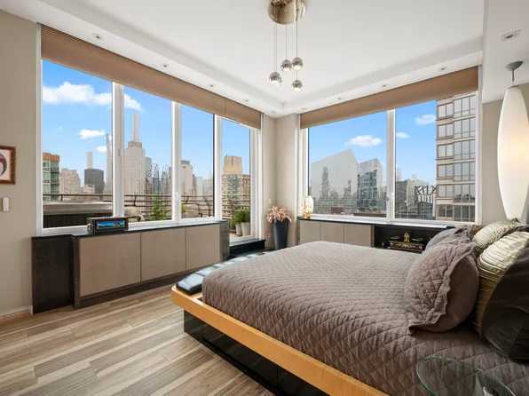 100 Riverside Boulevard image 14 of 37