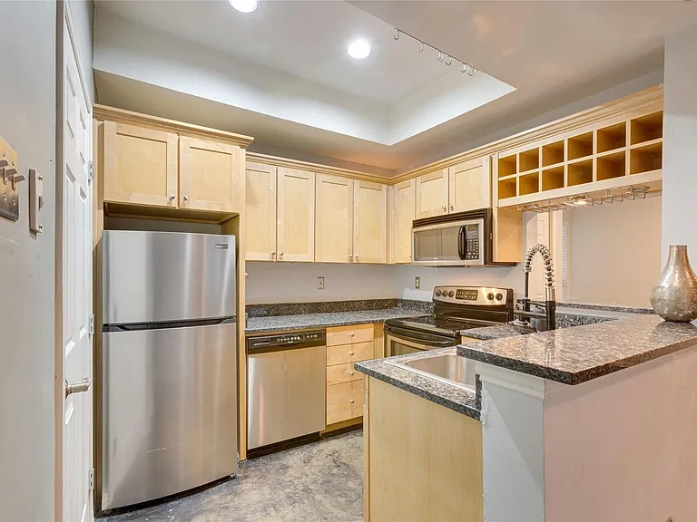4104 N Hall St #102 — Photo 10