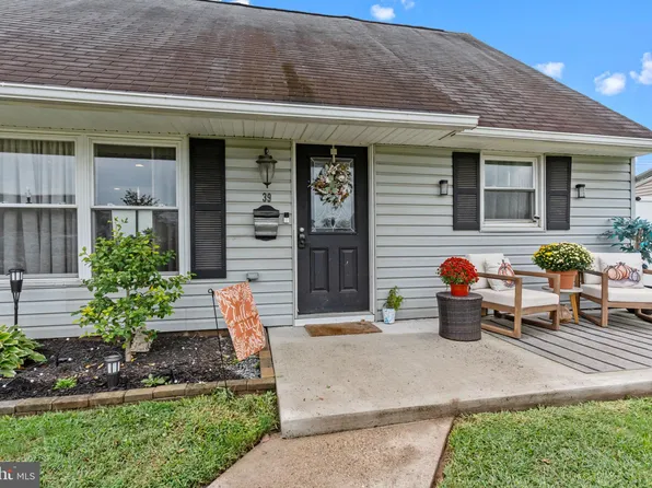 39 Jewel Ln, Levittown, PA 19055