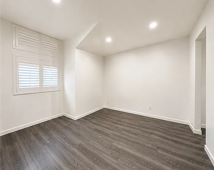 2743 Woodbine Ave — Photo 19