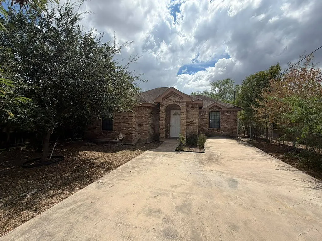 3 bed, 2.0 bath, 1020 sqft, $1,300 — Photo 2