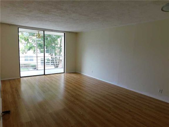 4th image of 2801 Somerset Dr APT 212