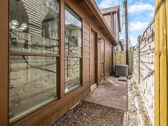 2nd image of 2207 Potomac Dr #B