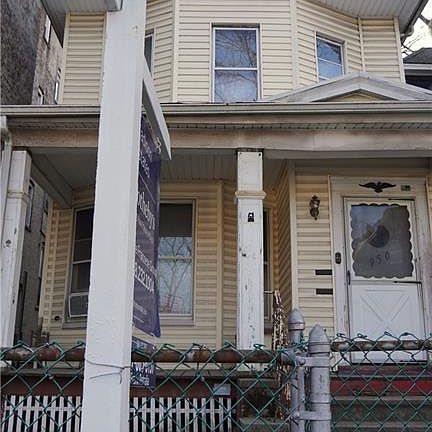 2nd image of 950 E 15th St