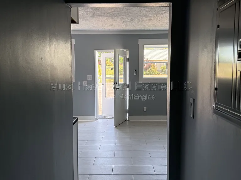 404 W Main St #B — Photo 5