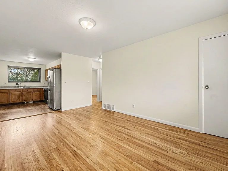 76 Newland Ct — Photo 4