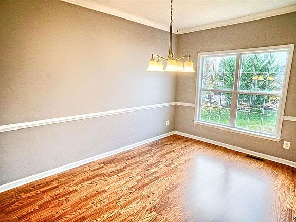 5th image of 122 Evergreen Cir