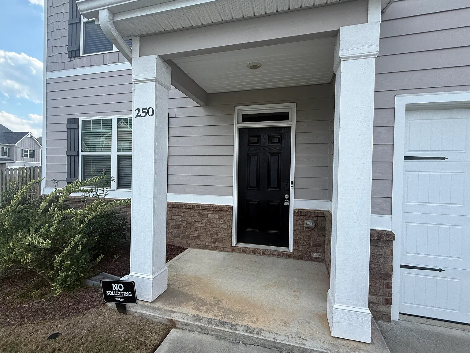 5 bed, 3.5 bath, 2833 sqft, $2,500 — Photo 2