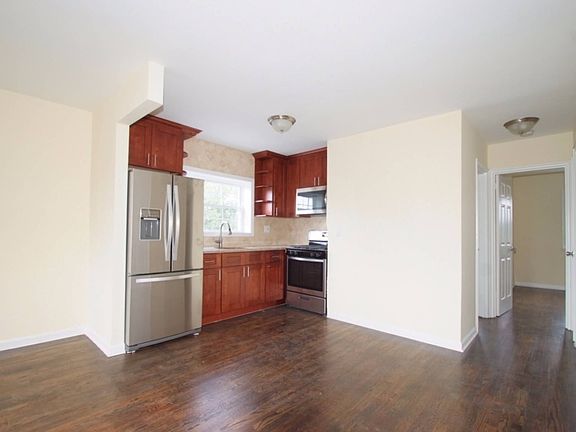 3rd image of 258 Robinson Ave #2