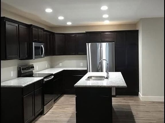 2nd image of 909 Walnut St #923