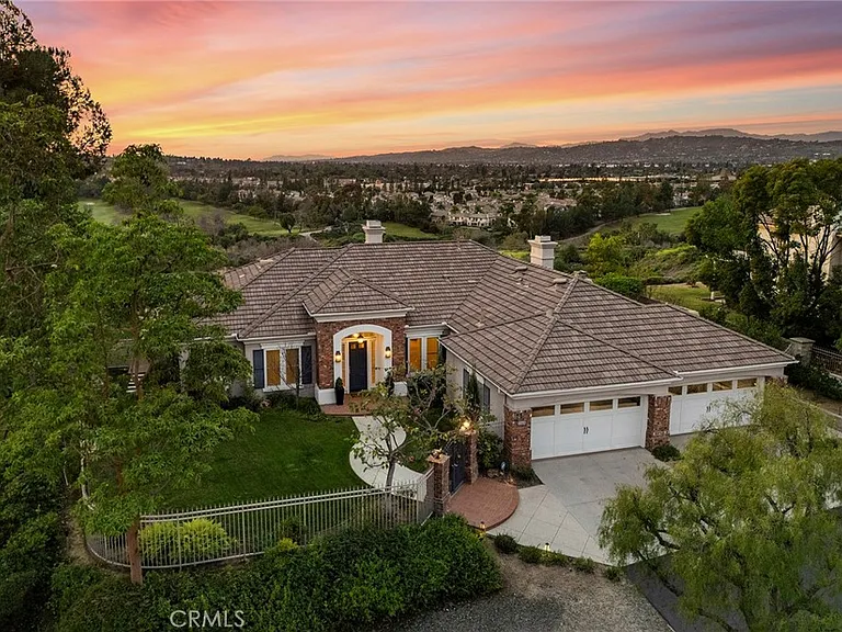 2309 Skyline Dr — Photo 2