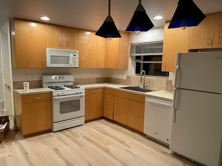 2849 SW Adams St — Photo 4