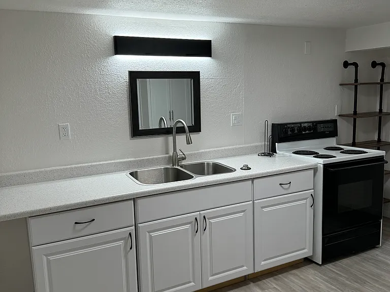 643 Thoma St #B — Photo 12