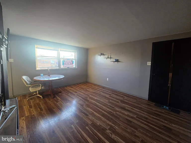 529 Foster St — Photo 6