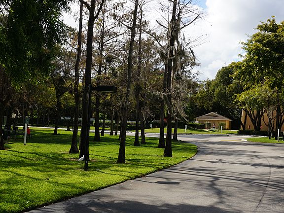 2nd image of 880 Cypress Park Way #L5