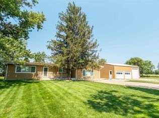 635 E Lochland Rd, Hastings, NE 68901