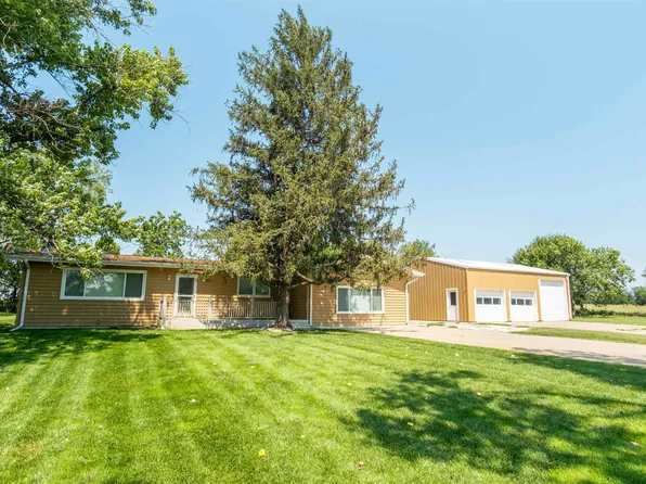 635 E Lochland Rd, Hastings, NE 68901