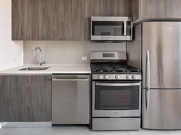 3rd image of 4107 Crescent St APT 6C