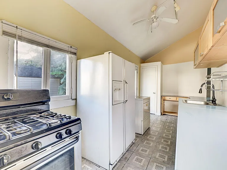 222 1/2 Marshall St #B — Photo 7