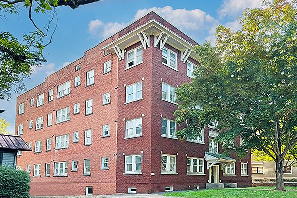 2nd image of 215 E Chestnut St #103