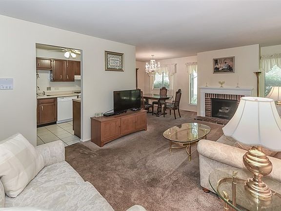 4th image of 113 Waterbury Ln #01