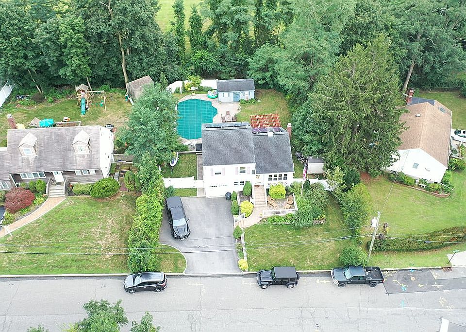 2nd image of 2 Bruce Ln S