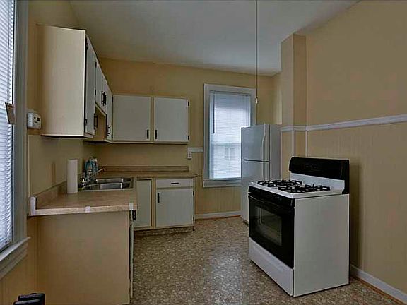 4th image of 160 Bridgham St
