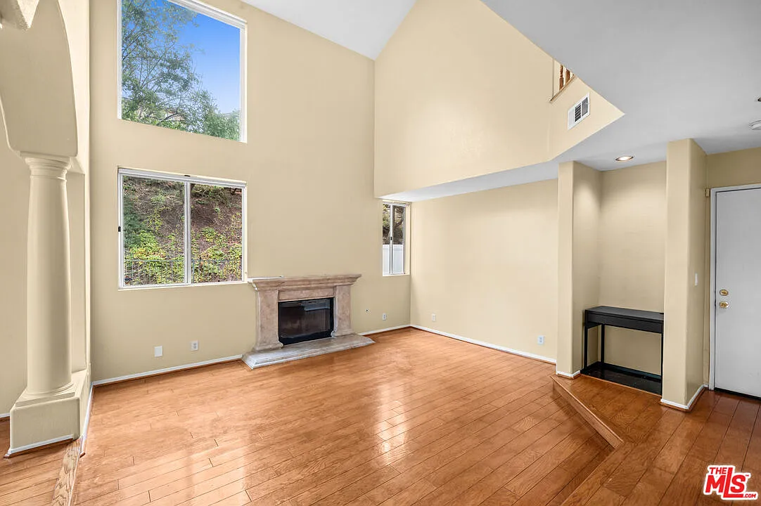 3 bed, 3.0 bath, 2122 sqft, $4,400 — Photo 4